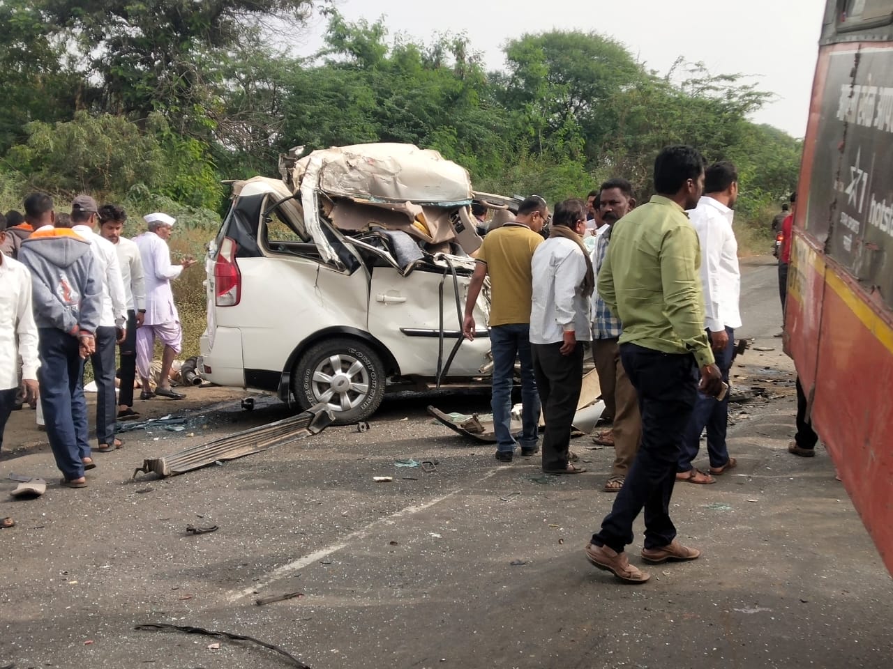 अपघातात वाहनांचा चुराडा झाला