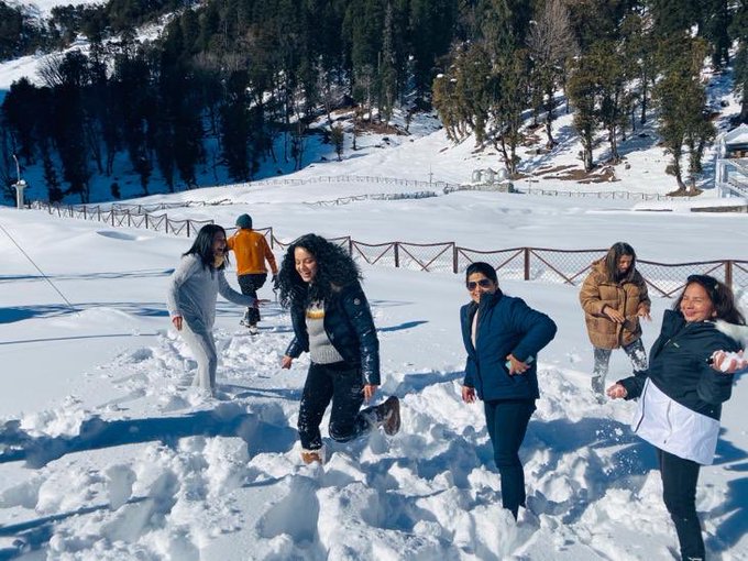 kangana-enjoys-winter-in-hometown-manali