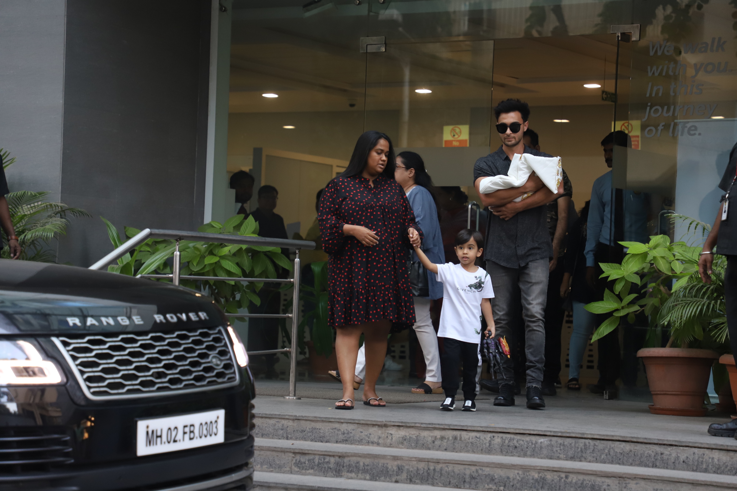 salman khan, salman khan news, salman khan updates, salman khan sister arpita khan discharge, arpita khan, ayush sharma