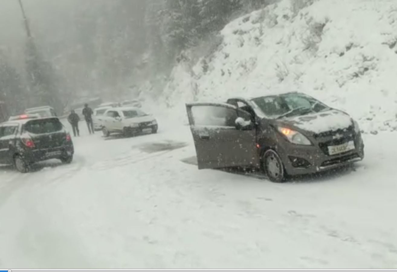 drivers facing diificulties after fresh snowfall in shimla