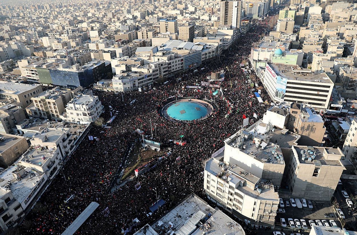 ایران کی پاسدارانِ انقلاب اسلامی کی القدس فورس ( آئی آر جی ایس )  کے جنرل قاسم سلیمانی کی نماز جنازہ کا منظر