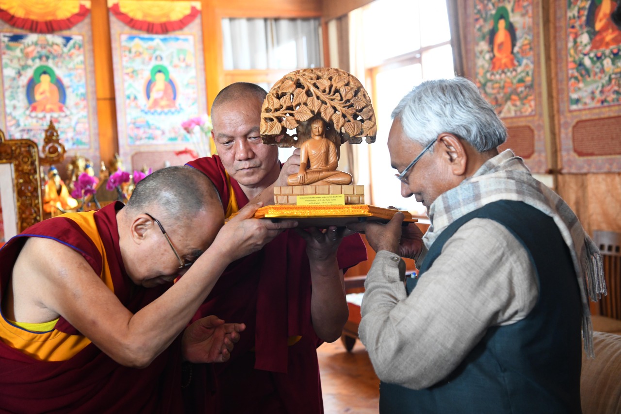 CM Nitish Kumar gifted an idol of Lord Buddha