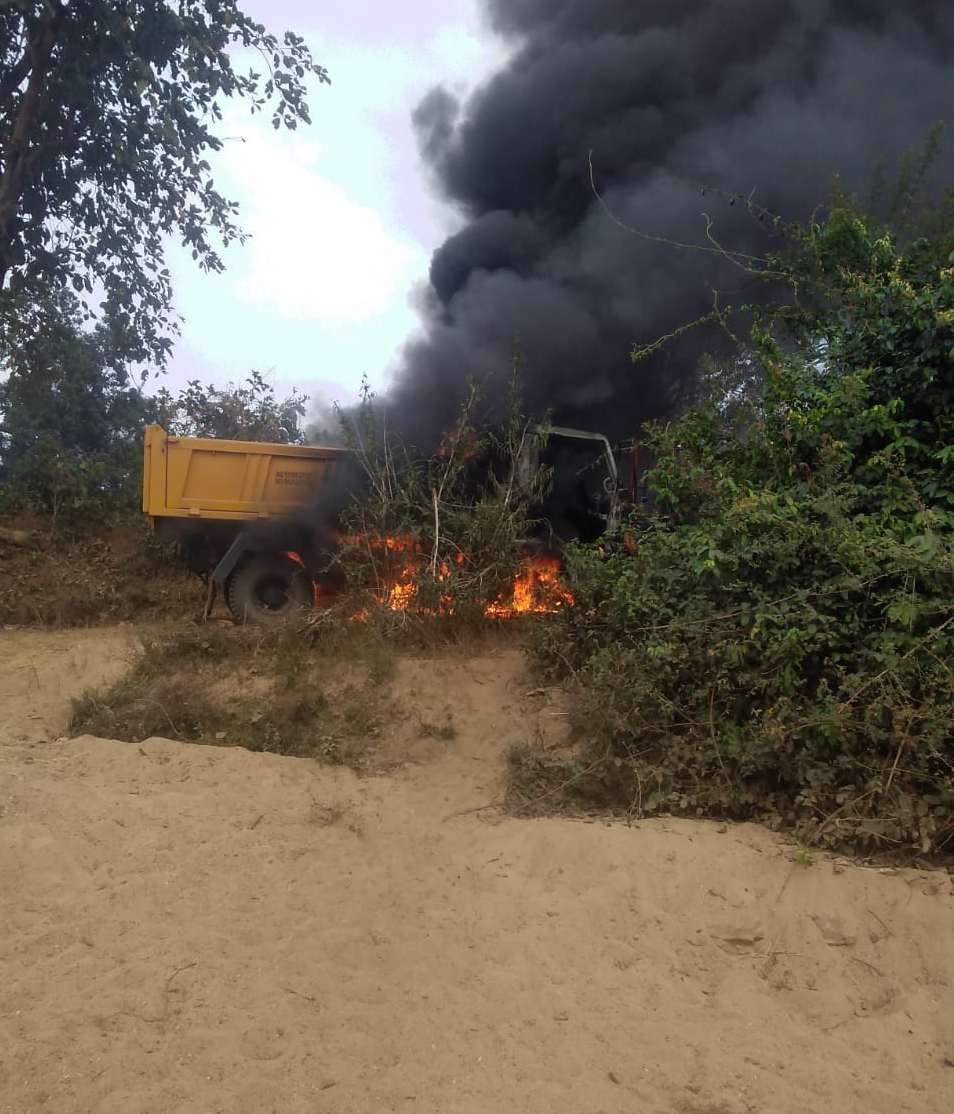 maoists burn more than 10 vehicles