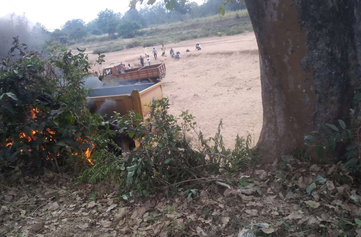 maoists burn more than 10 vehicles