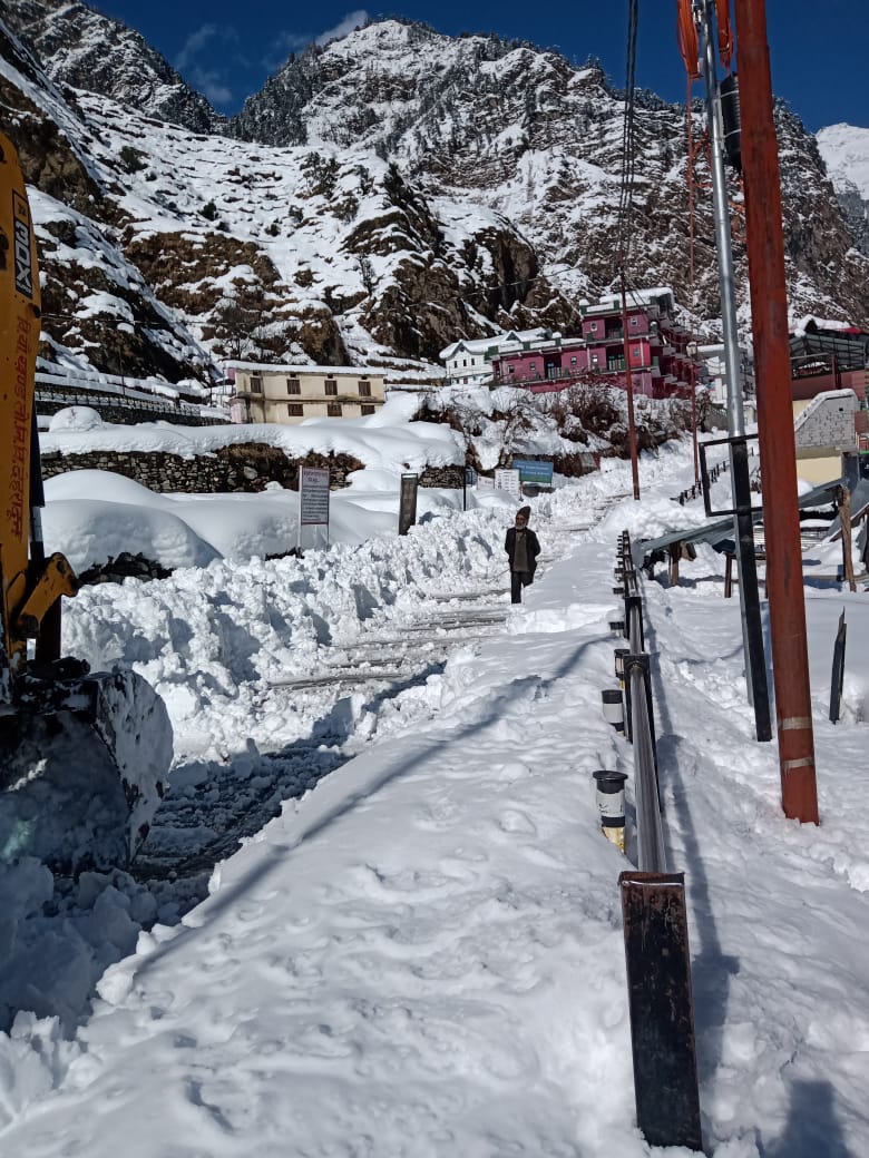 seven students trapped in snowfall