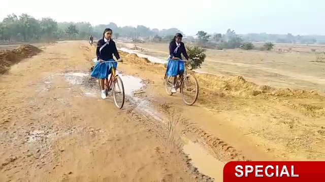 Rural road in Dumka is in bad shape, people expect lot from Hemant government