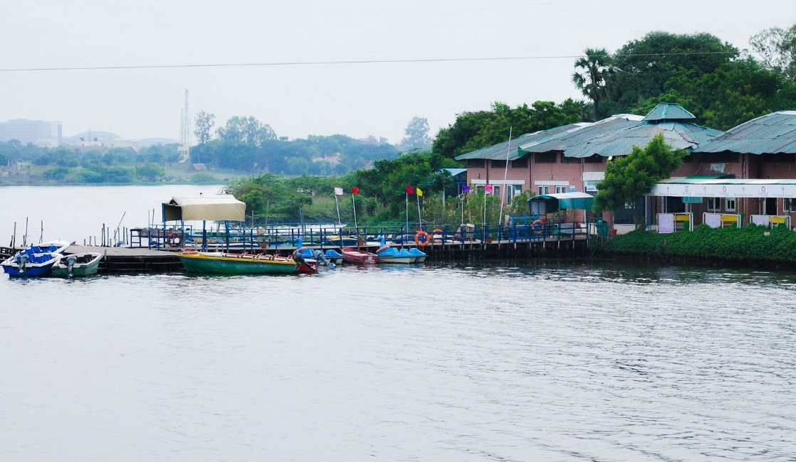 முட்டுக்காடு படகுக் குழாம், கிழக்குக் கடற்கரை சாலை