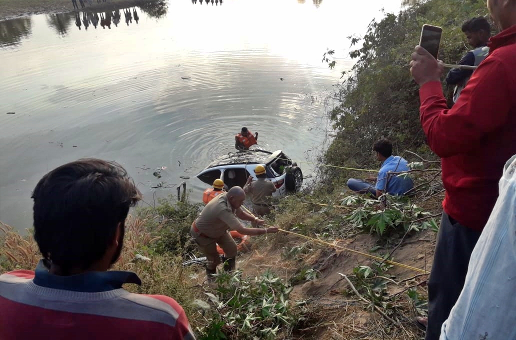 car fell into lake latets news,ಚಾಲಕನ ನಿಯಂತ್ರಣ ತಪ್ಪಿ ಕೆರೆಗೆ ಉರುಳಿದ ಕಾರು