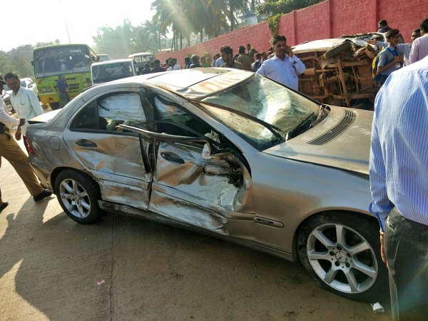 seven-people-injured-in-road-accident-in-dharvada