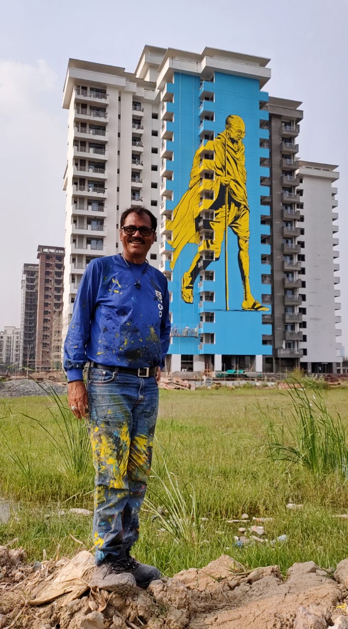 Artist from gondal in rajkot district made the painting of Mahatma gandhi on 15 storey building