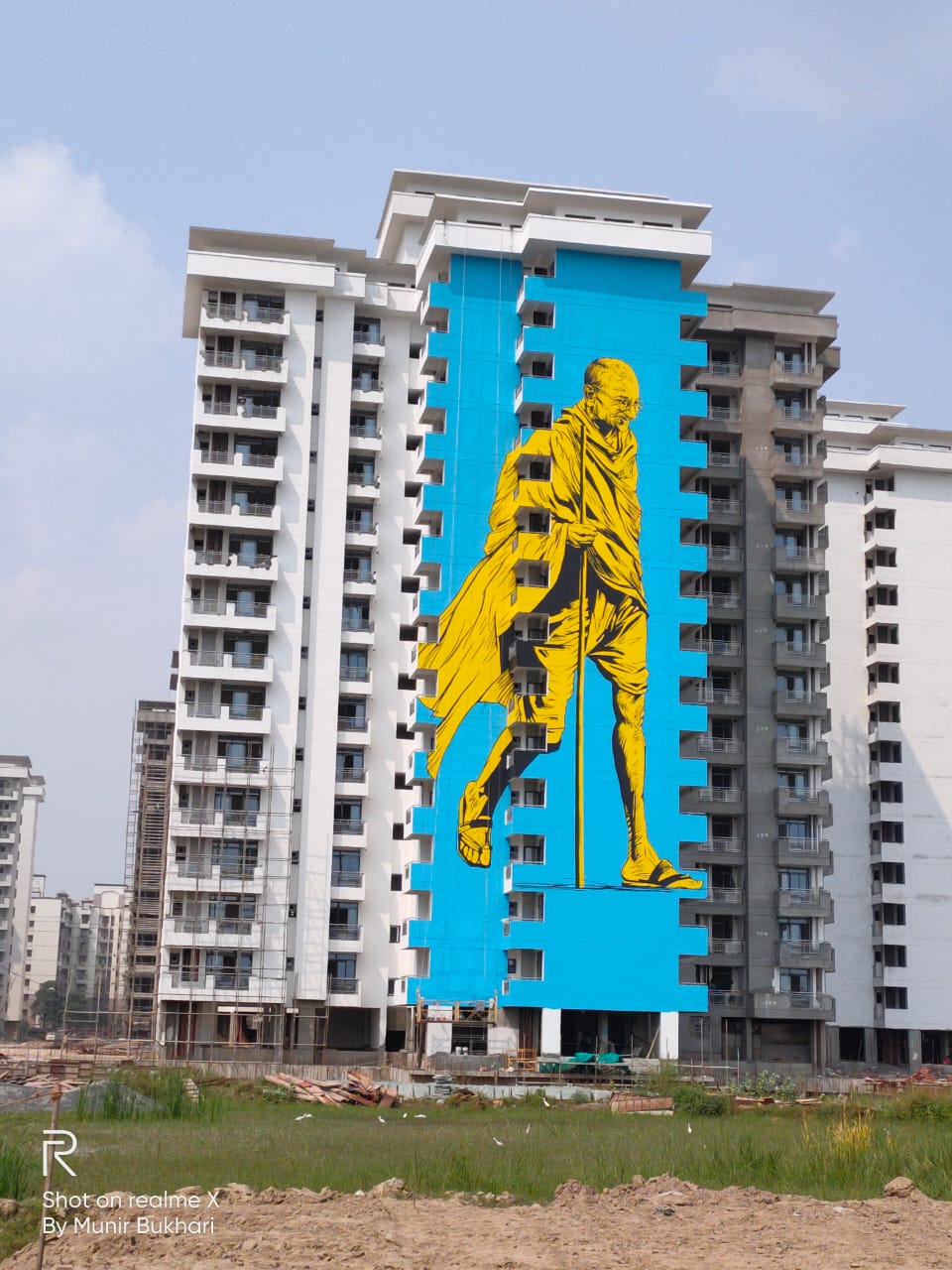 Artist from gondal in rajkot district made the painting of Mahatma gandhi on 15 storey building