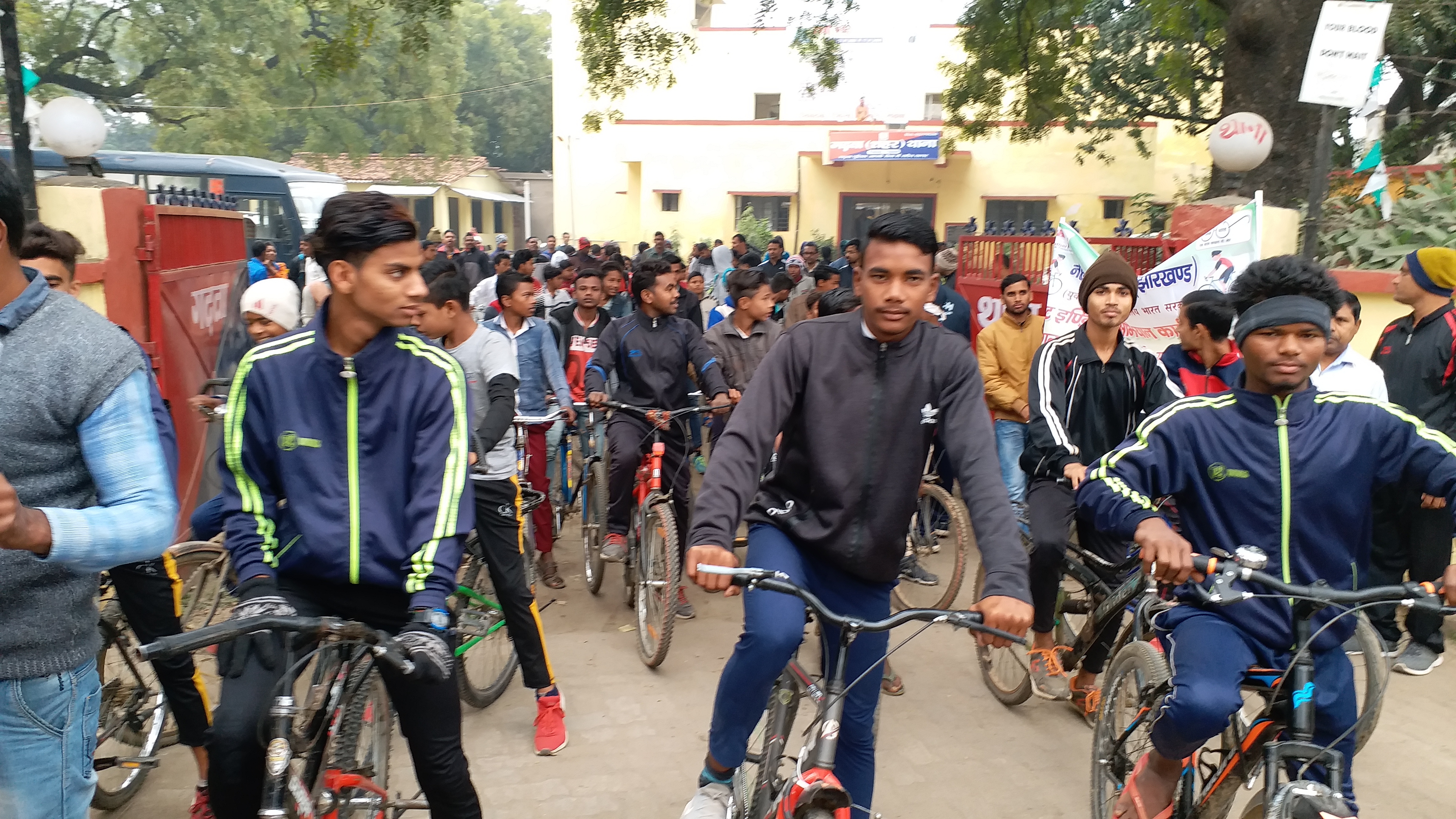 Officials run bicycles on the streets of Garhwa, gave the message of Fit India