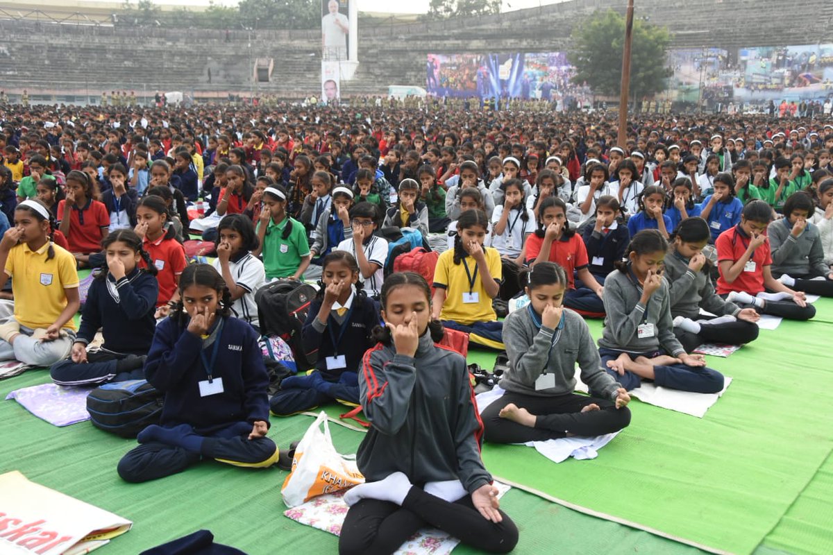 central-minister-nitin-gadkari-performing-yog-sadhana-at-nagpur