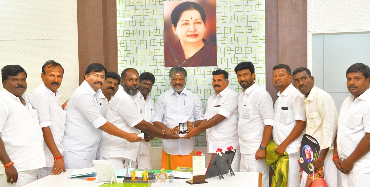 சிறந்த காளையின் உரிமையாளர் மாரநாடுவிற்கு கார் சாவி வழங்கிய துணை முதலமைச்சர்