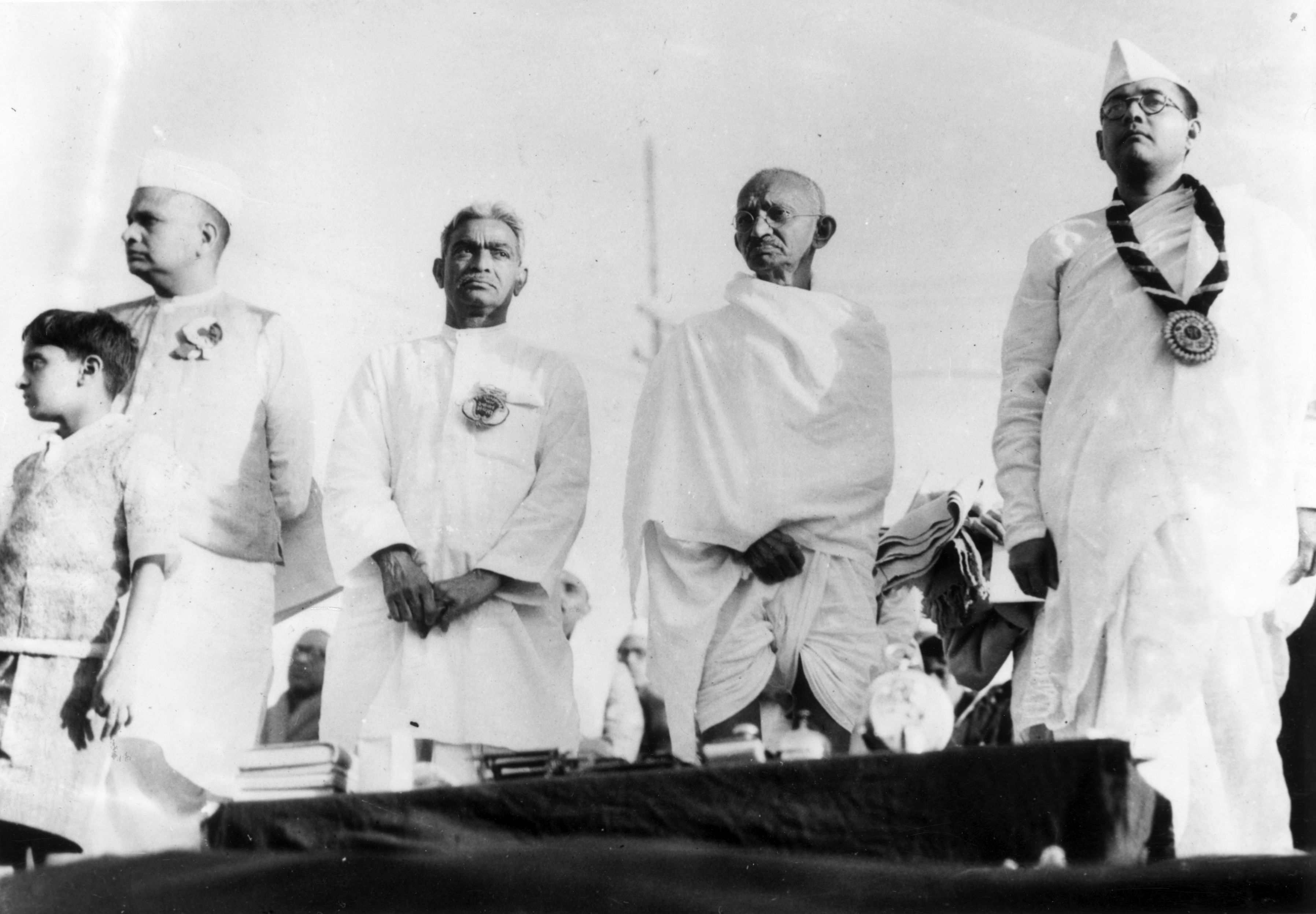 Bose (extreme right) seen sharing the stage with Mahatma Gandhi