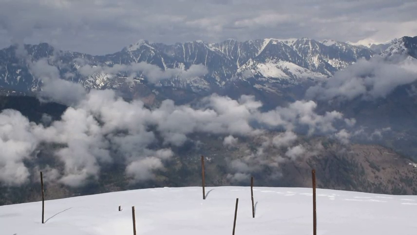 पहाड़ी पर बना है शिवालय.