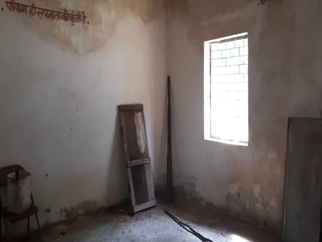 The condition of the school building in Dhamtari is shabby