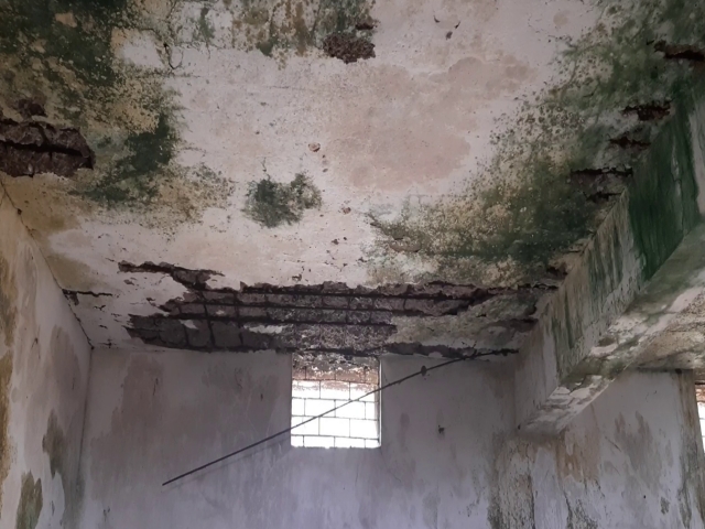 The condition of the school building in Dhamtari is shabby