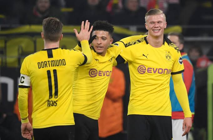Dortmund players celebrare a goal