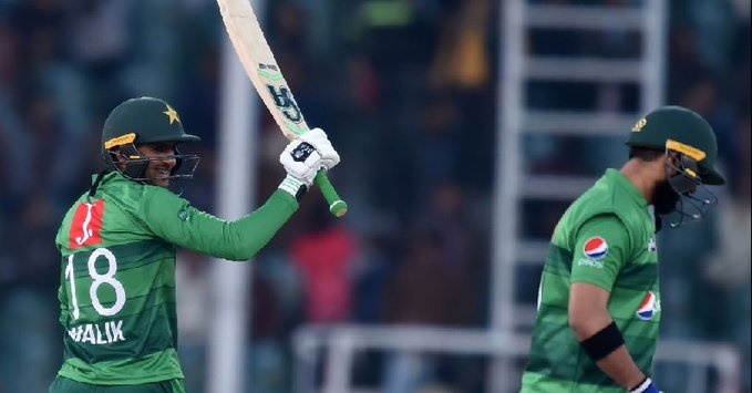 Recalled Shoaib Malik slams fifty as Pakistan beat Bangladesh