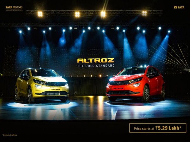 Tata Motors premium hatchback segment, Tata Motors rolls out Altroz, Altroz price, Altroz features, business news in tamil, டாடா அல்ட்ரோஸ், டாடா ஹாட்ச்பேக் அல்ட்ரோஸ்