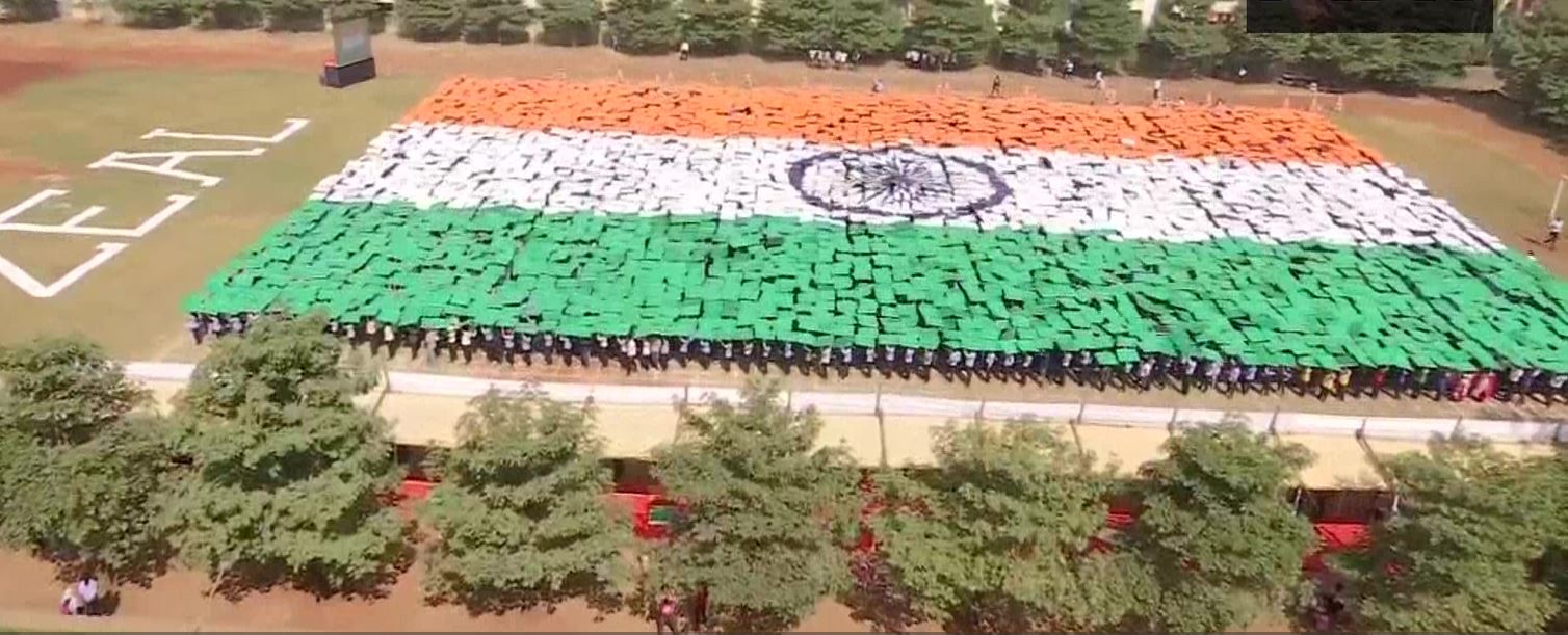 4000 students gathered to create large portraits of the national flag