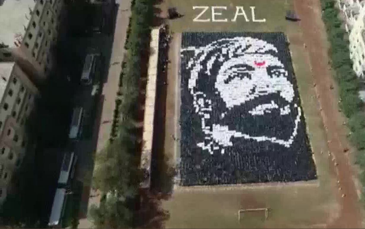 4000 students gathered to create large portraits of the national flag