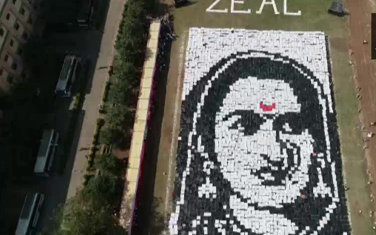 4000 students gathered to create large portraits of the national flag