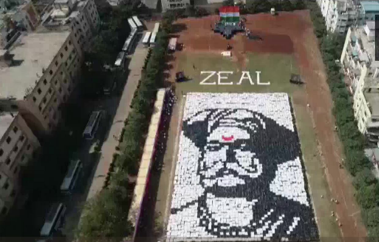 4000 students gathered to create large portraits of the national flag