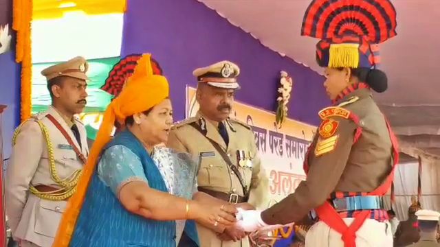 Governor honored police officers and brave children in raipur