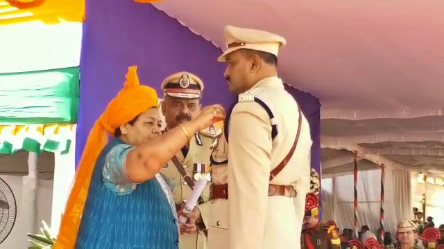 Governor honored police officers and brave children in raipur