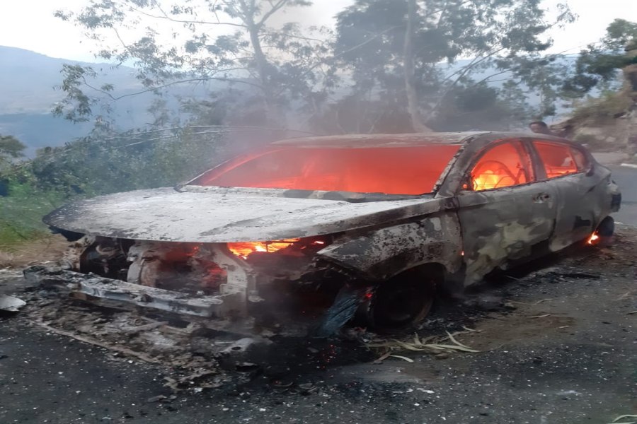 Fire on moving car in kullu