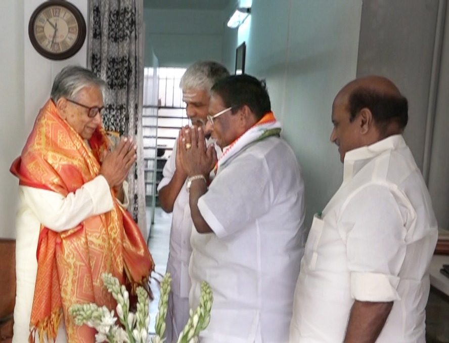 Puducherry CM  felicitates Manoj Das