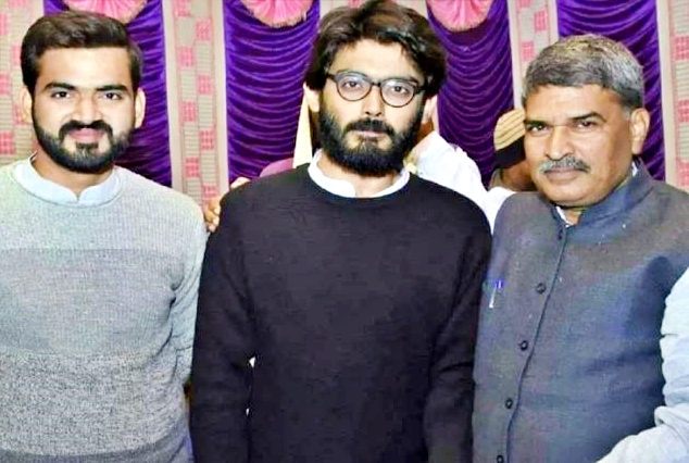 नsharjeel imam viral photos with jdu leaders