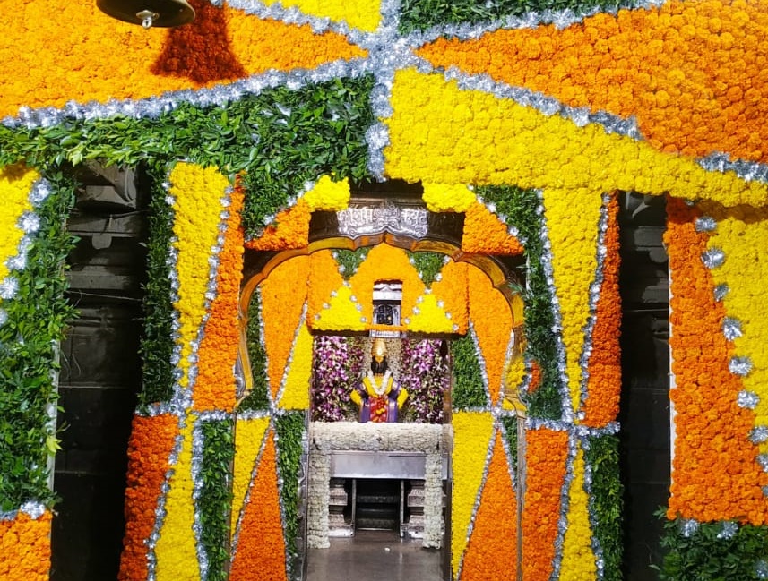 विठ्ठल मंदिरात फुलांची सजावट