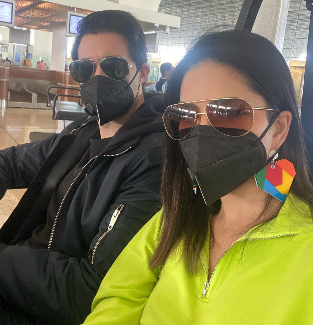 the actress sunnyleone immediately put on a mask and clicked a picture with the fan