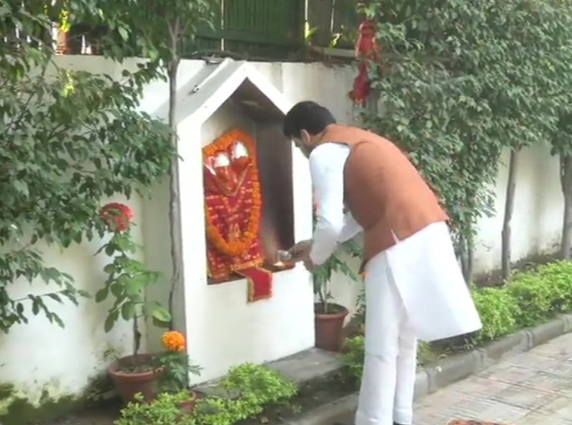 MoS Finance Anurag Thakur offers prayers at his residence.