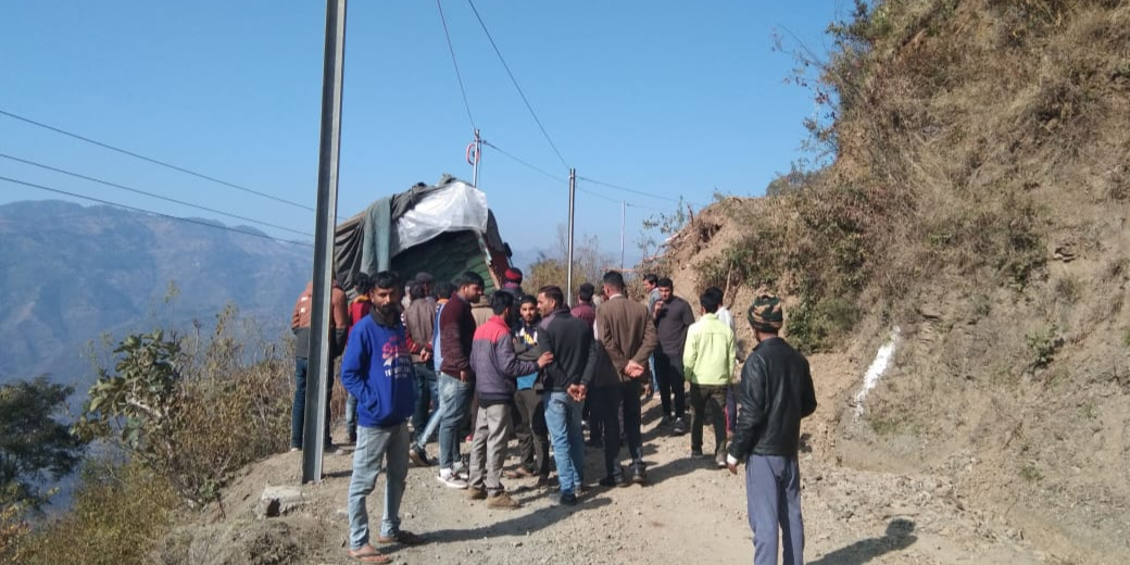 Truck hanging in the air, accident averted