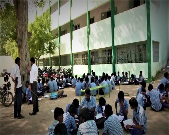 Ariyalur Govt School Class Roon Issue Ariyalur Govt School Student Suffer Ariyalur Education Office Bulding Issue அரியலூர் அரசு பள்ளி பிரச்சனை அரியலூர் அரசு பள்ளி வகுப்பறை பிரச்சனை அரியலூர் கல்வி அலுவலர் அலுவலகம் கட்டடம் விவகாரம் அரியலூர் அரசு பள்ளி மாணவர்கள் விவகாரம் தமிழ்நாடு அரசுப் பள்ளி பிரச்சனை Tamil Nadu Government School Problem