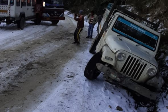 vehicle skid on road due to snowfall in nahan