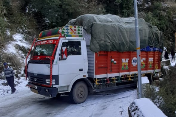 vehicle skid on road due to snowfall in nahan