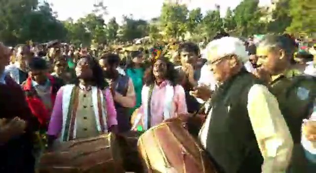 Kariya Munda and Padmashree Madhu Mansoori dances in the beat of Dholak in khunti