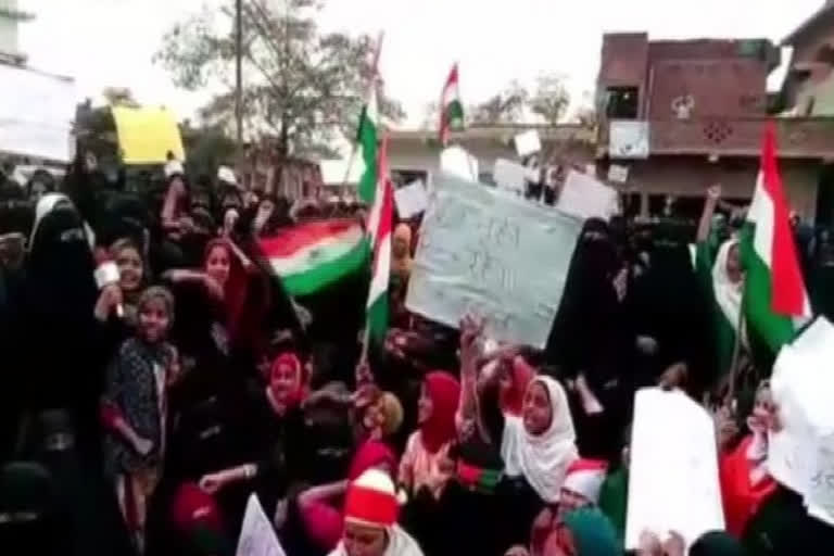 Women protest in Bellaryganj Azamgarh