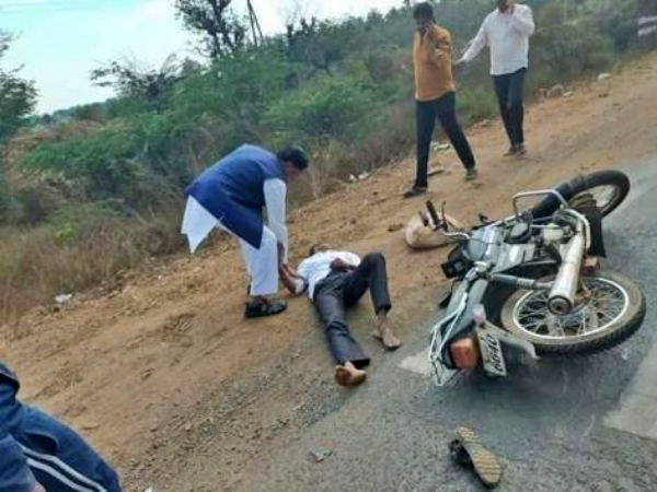 two-wheeler-accident-kalaghatagi-mla-who-treated-the-injured-person-with-water