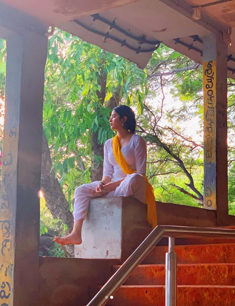 janhvi kapoor went to tirupti temple