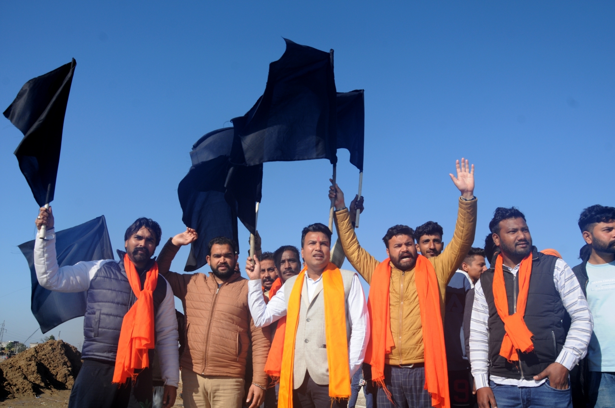 Shiv Sena workers in Amritsar holding black flags, demanding closure of Indo-Pakistan bus service (Feb 22, 2019)