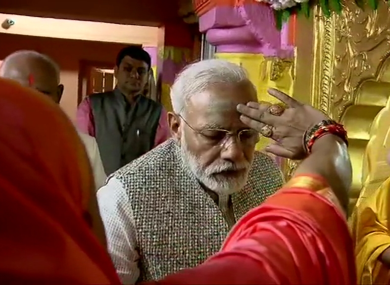 Prime Minister Narendra Modi offers prayers at the Jangamwadi Math