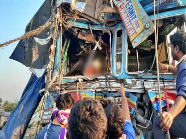 accident-between-two-lorries-in-vijayapura