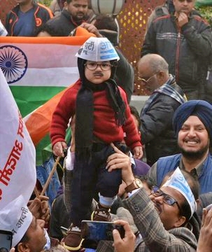 Little Mufflerman in Kejriwal oath ceremony,ಪ್ರಮಾಣವಚನ ಕಾರ್ಯಕ್ರಮದಲ್ಲಿ ಚೋಟಾ ಮಫ್ಲರ್​ಮ್ಯಾನ್​