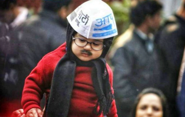 Little Mufflerman in Kejriwal oath ceremony,ಪ್ರಮಾಣವಚನ ಕಾರ್ಯಕ್ರಮದಲ್ಲಿ ಚೋಟಾ ಮಫ್ಲರ್​ಮ್ಯಾನ್​